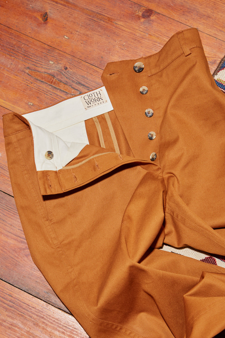 Cotton relaxed trouser in rust.