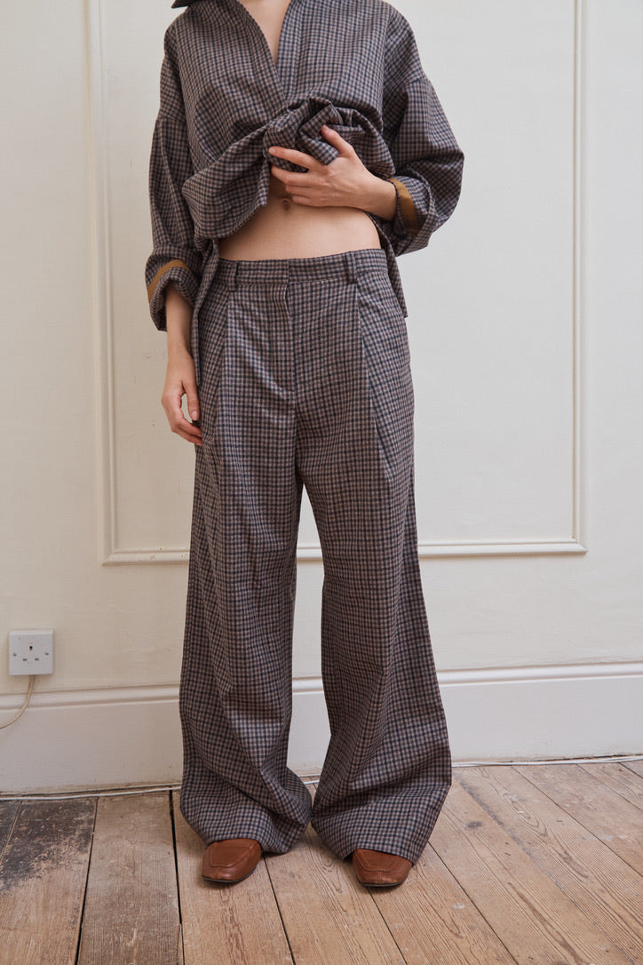 Wool flannel relaxed trouser in chequered plaid.