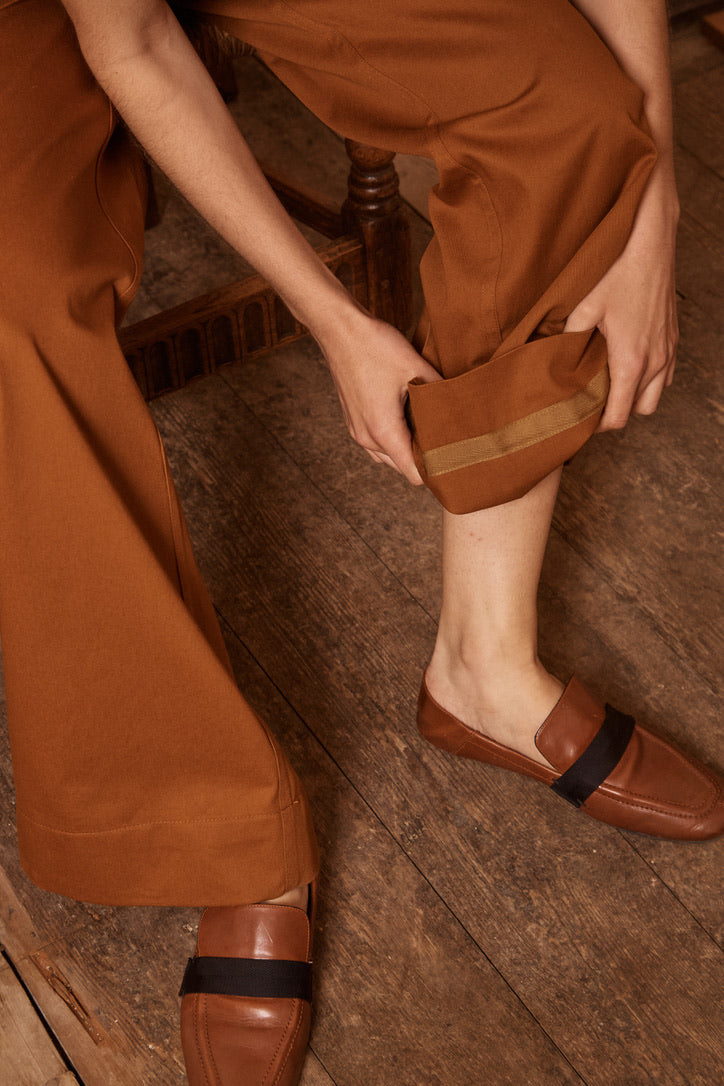 Cotton relaxed trouser in rust.