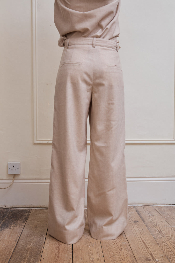 Wool flannel relaxed trouser in milk.