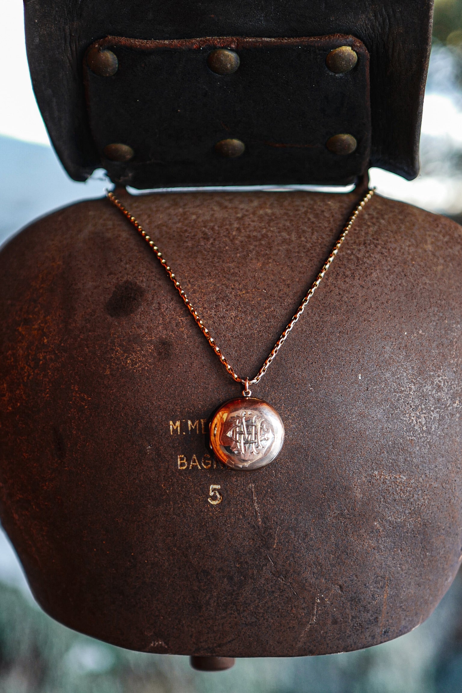 9kt gold round locket and chain.