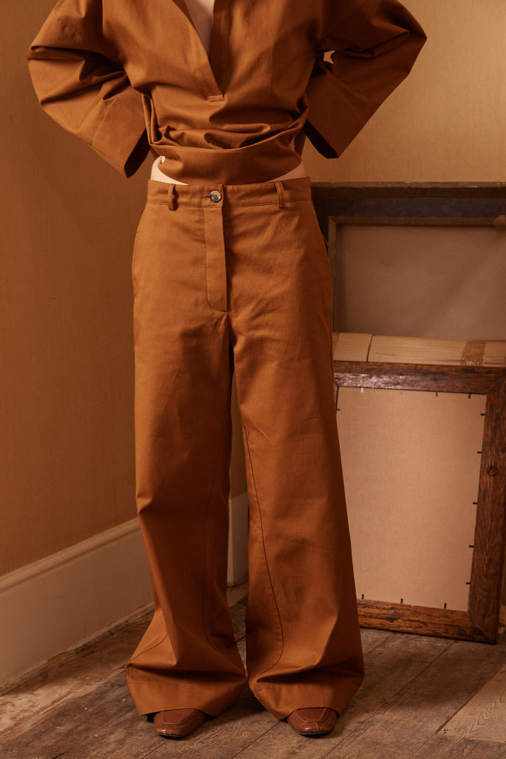 Cotton relaxed trouser in rust.