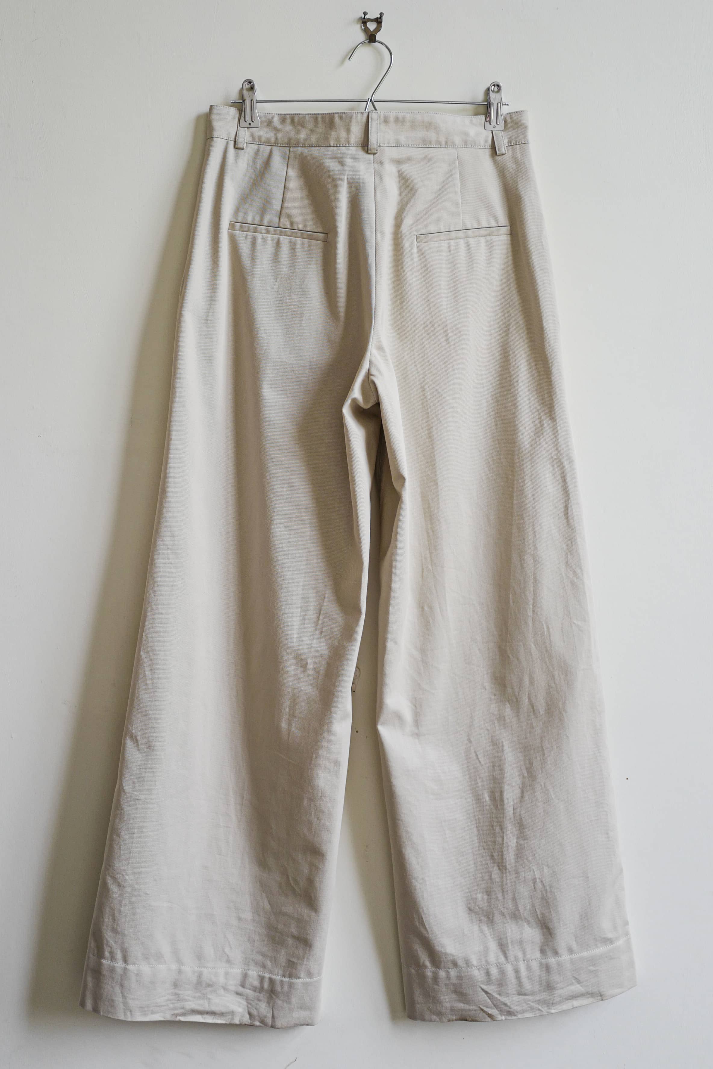 Cotton relaxed trouser in chalk.