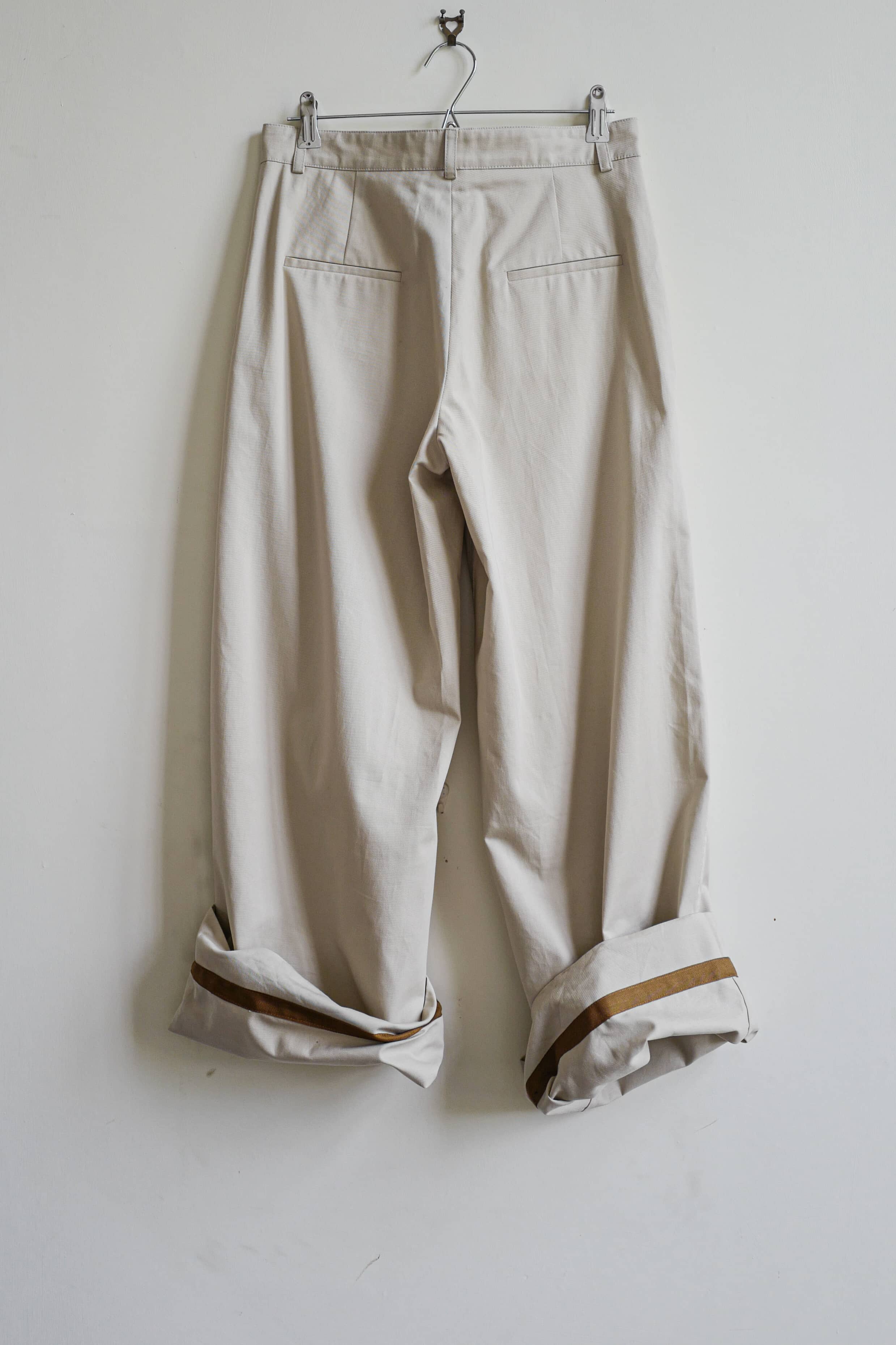 Cotton relaxed trouser in chalk.