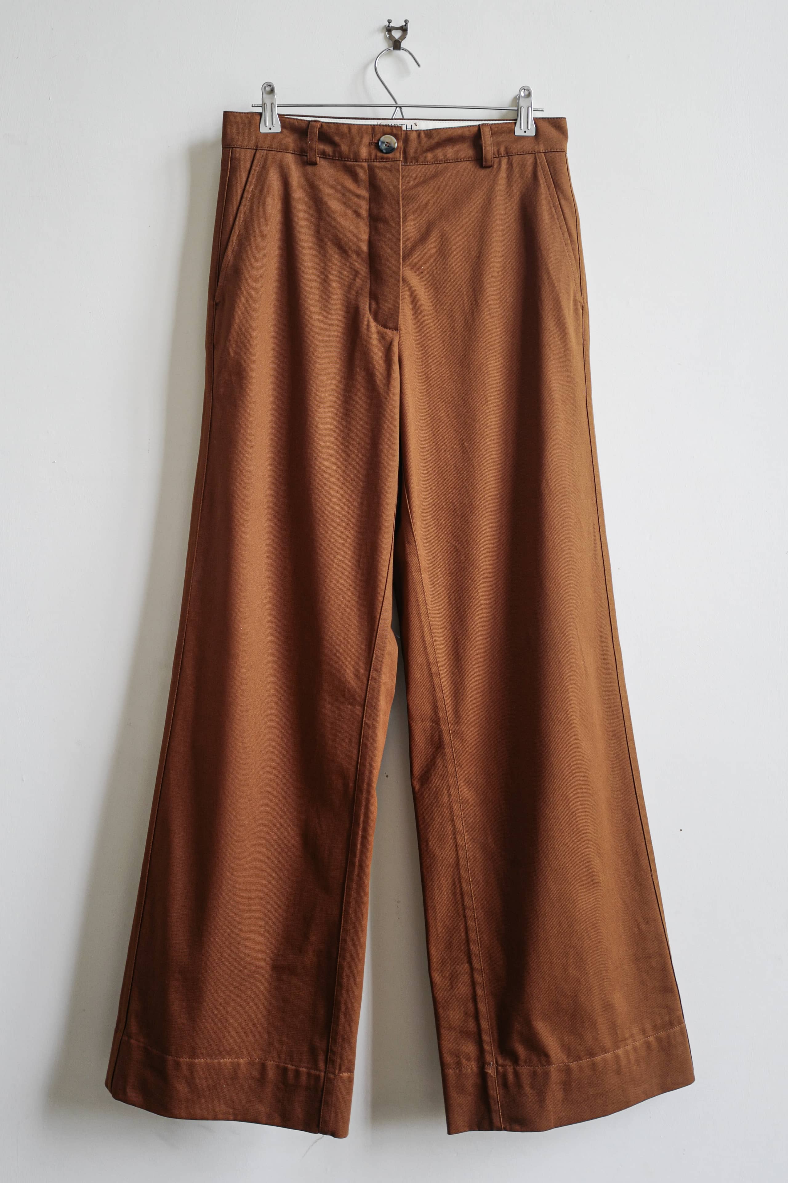 Cotton relaxed trouser in rust.