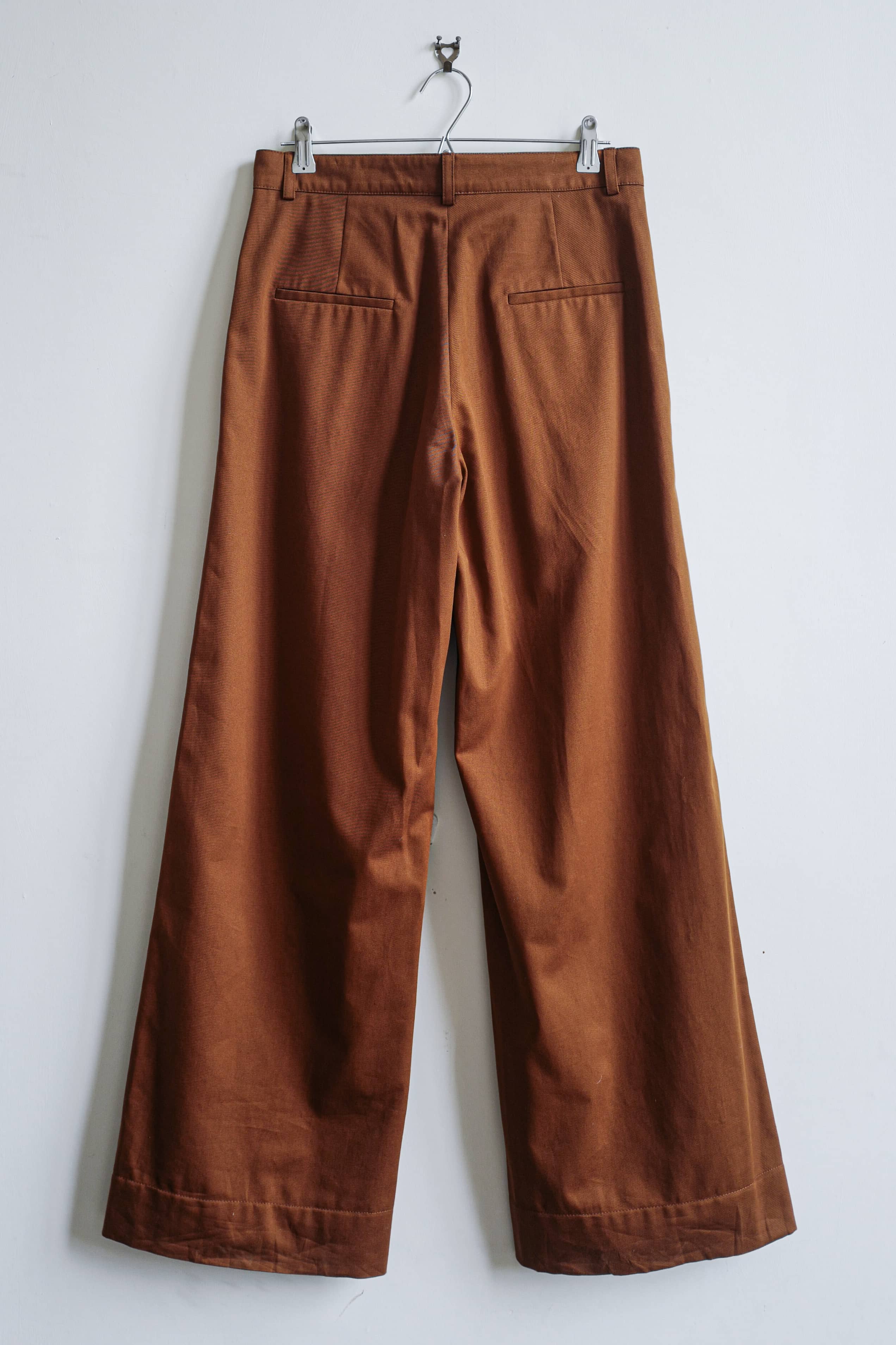 Cotton relaxed trouser in rust.