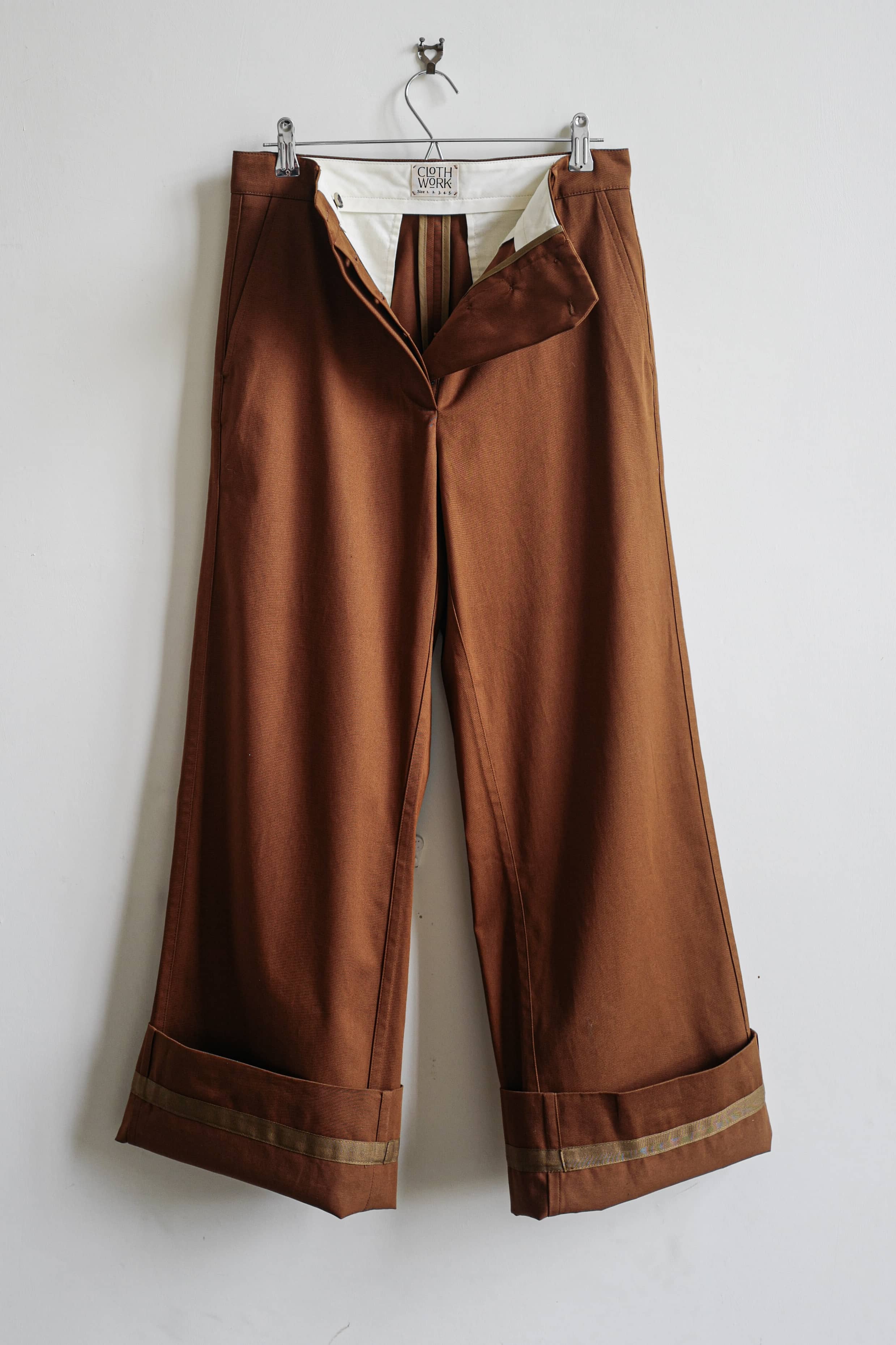 Cotton relaxed trouser in rust.