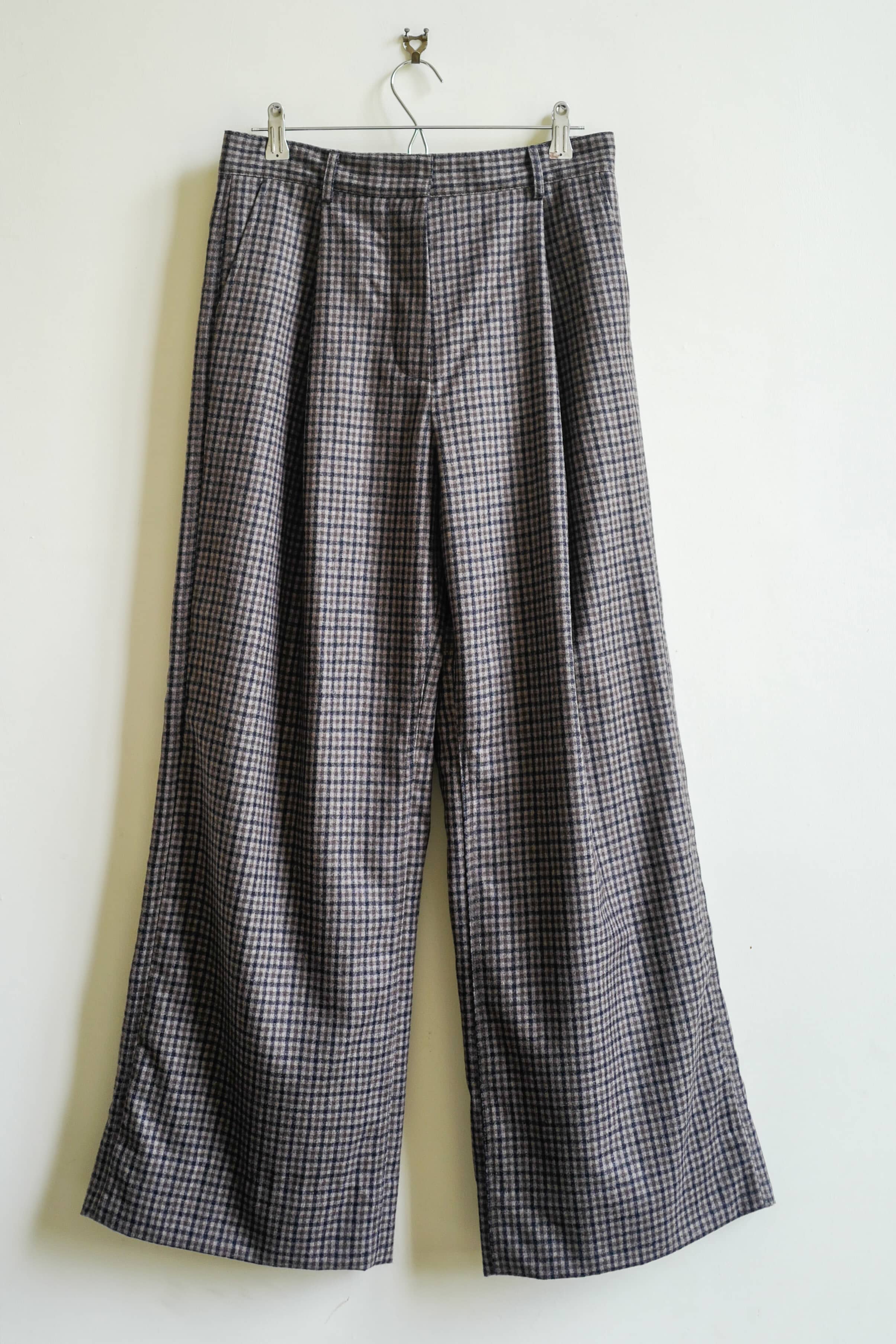 Wool flannel relaxed trouser in chequered plaid.