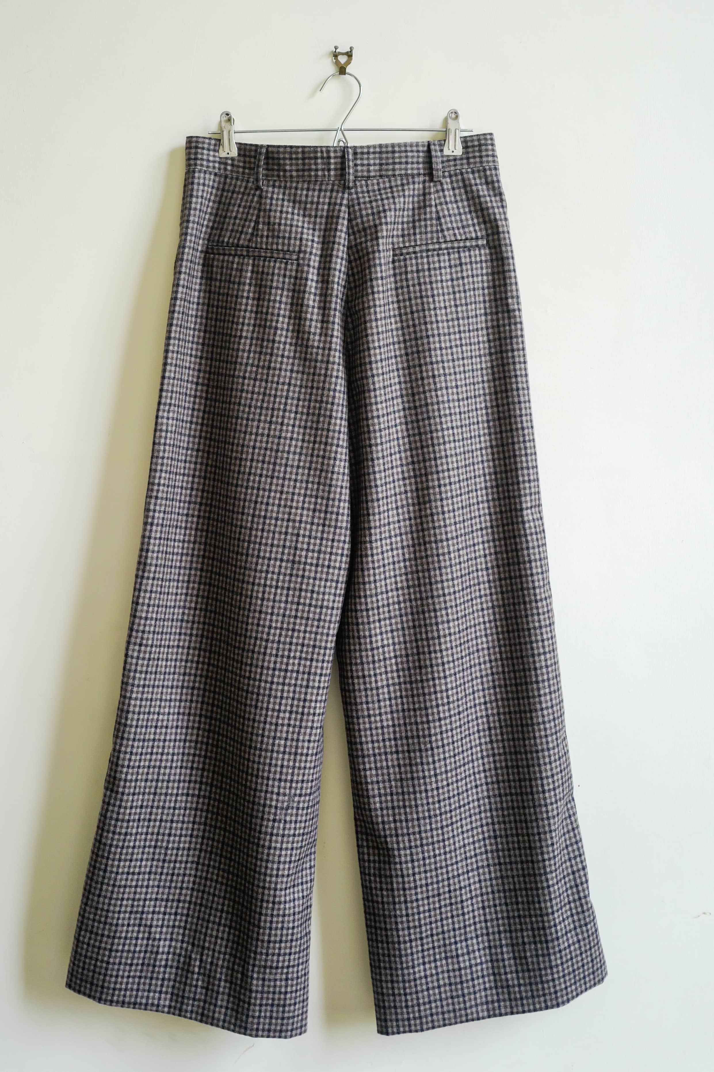 Wool flannel relaxed trouser in chequered plaid.